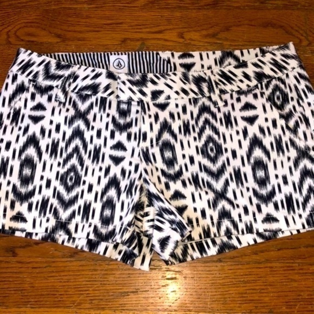 Volcom Black and White Geometric Pattern flat front khaki chino shorts size 3 - Picture 2 of 10